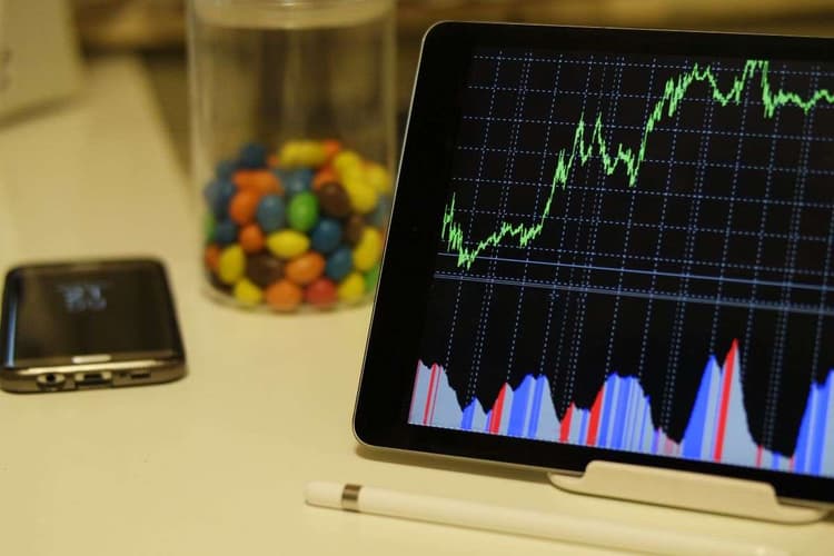 Stock Market: सोमवार को बाजार सपाट रुख के साथ खुला, आईटी शेयरों पर दबाव