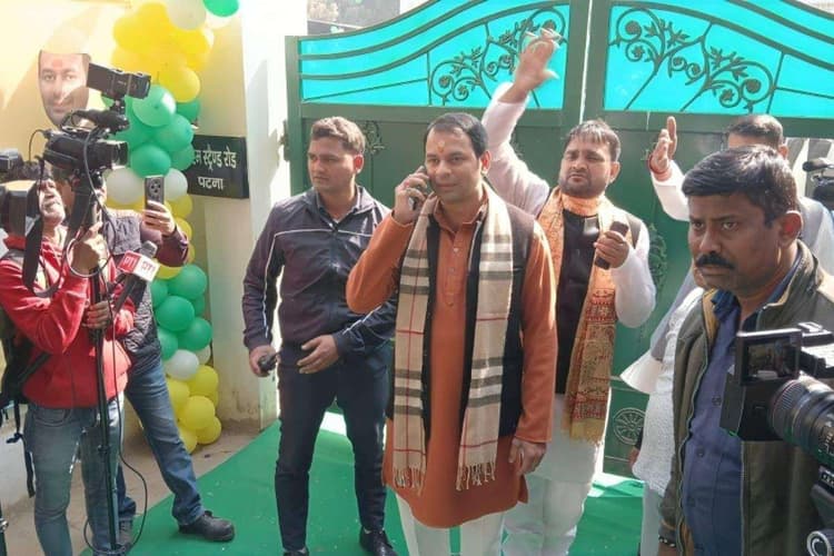 Tej Pratap Yadav: मकर संक्रांति पर पावर गेम- लालू की विरासत पर तेजप्रताप का दावा, तेजस्वी के खिलाफ आज पकेगी खिचड़ी