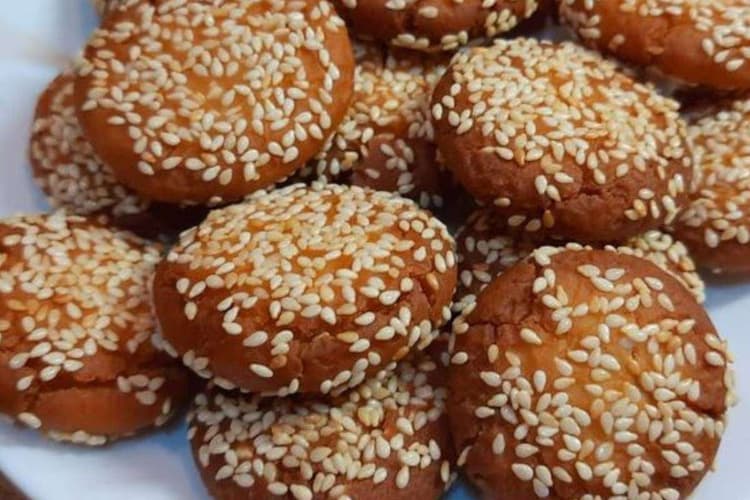 Til Anarsa Recipe: मकर संक्रांति 2026 स्पेशल तिल अनारसा की पारंपरिक रेसिपी जो मिठास से भर दे त्योहार