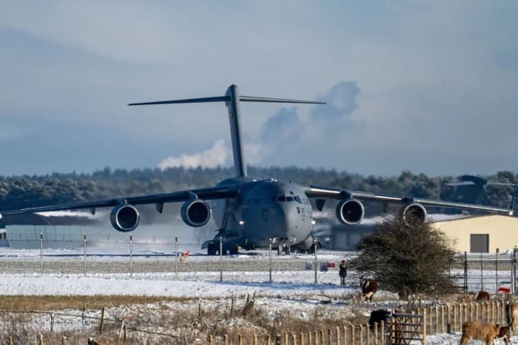 वेनेजुएला के बाद अगला टारगेट कौन? ब्रिटेन में उतरे अमेरिकी लड़ाकू विमान, ग्रीनलैंड से रूस तक बढ़ा टेंशन
