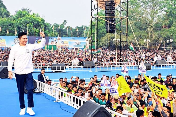 ‘किराये’ के चॉपर से रामपुरहाट पहुंचे टीएमसी नेता अभिषेक बनर्जी, भाजपा पर बोला हमला