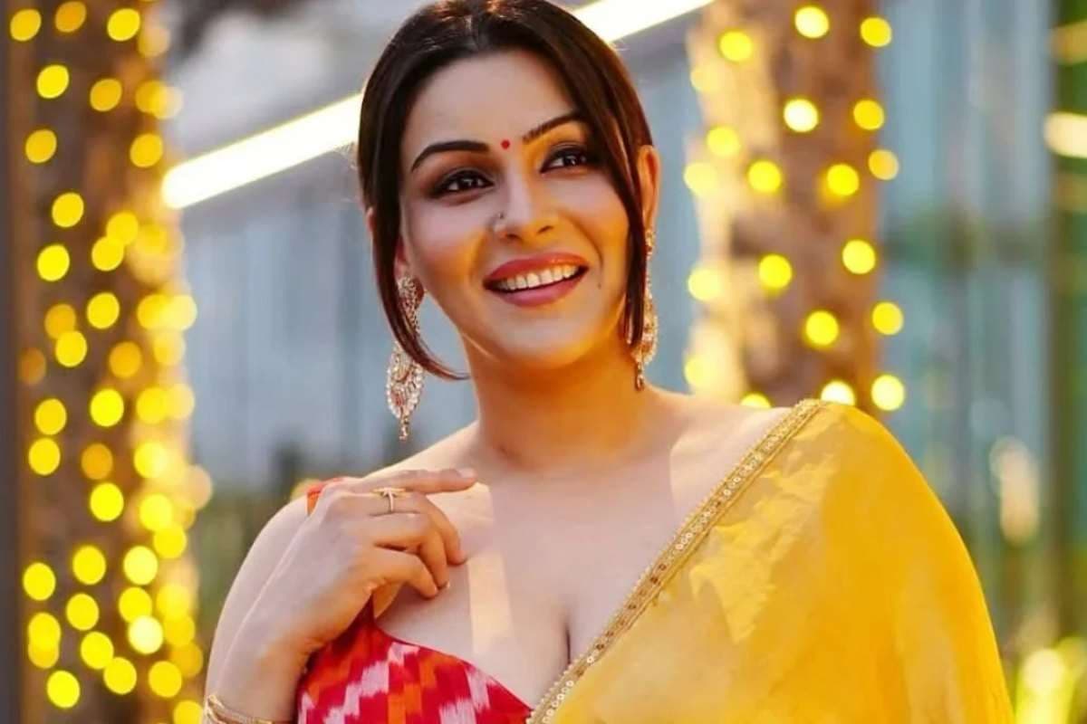 Yamini Malhotra Look: बिग बॉस फेम यामिनी मल्होत्रा की अदाओं ने लूटा फैंस का दिल, सूट-सलवार में कातिलाना अंदाज वायरल