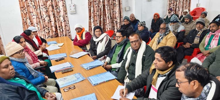 Madhubani News : प्रखंड उर्वरक निगरानी सह अनुश्रवण समिति की बैठक में छाया रहा अधिक कीमत पर खाद बेचने का मामला