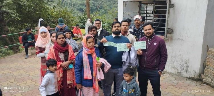 पिकनिक मनाने मोतीझरना पहुंचे लोग