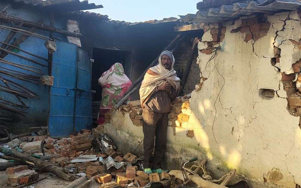 हाथियों ने किया तीन घरो्ं को ध्वस्त, फसल रौंद डाली