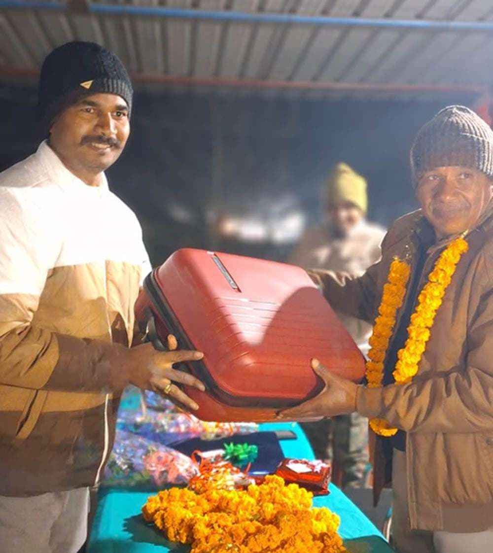 सेवानिवृत्त् दारोगा को दी गयी विदाई