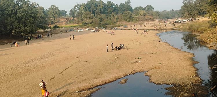 पर्यटकों व पिकनिक मनानेवाले उमड़े