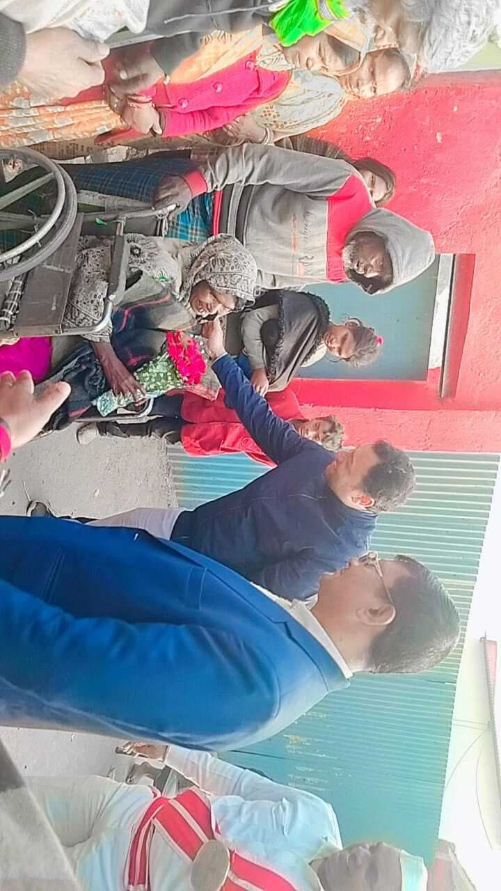 Samstipur : कड़ाके की ठंड के बीच अनुमंडल पदाधिकारी ने जरूरतमंदों को बांटे कंबल