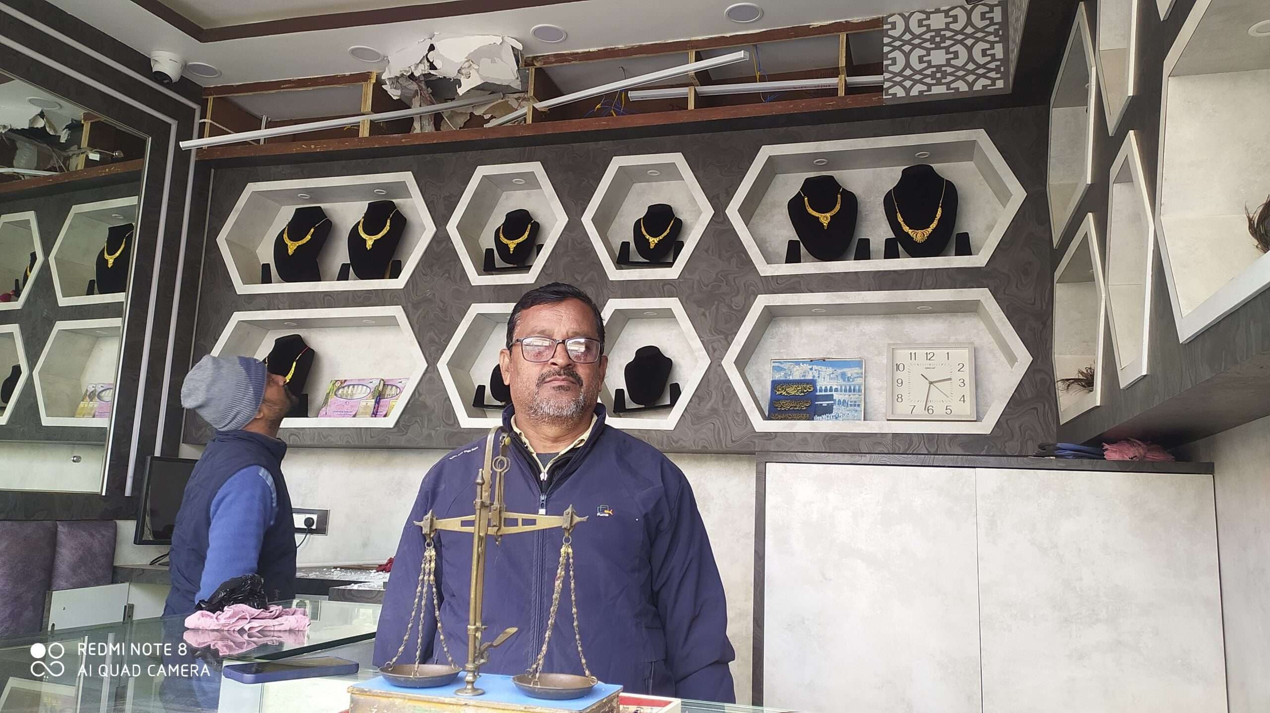 ज्वेलरी दुकान से हजारों की चोरी