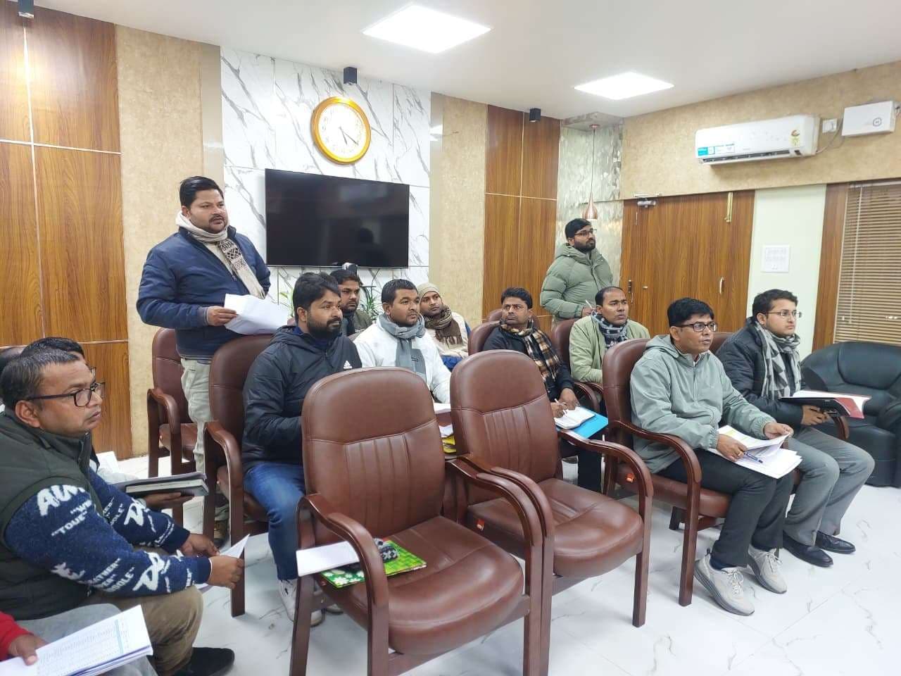 सरकारी दर पर धान खरीद का डीएम ने की समीक्षा