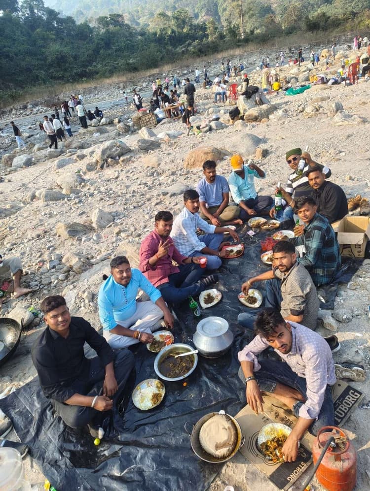 नववर्ष : रात 12 बजते से ही जश्न में डूबे युवा