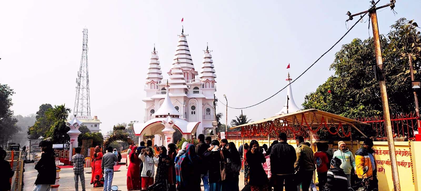 नव वर्ष पर मंदिरों में उमड़ी भीड़