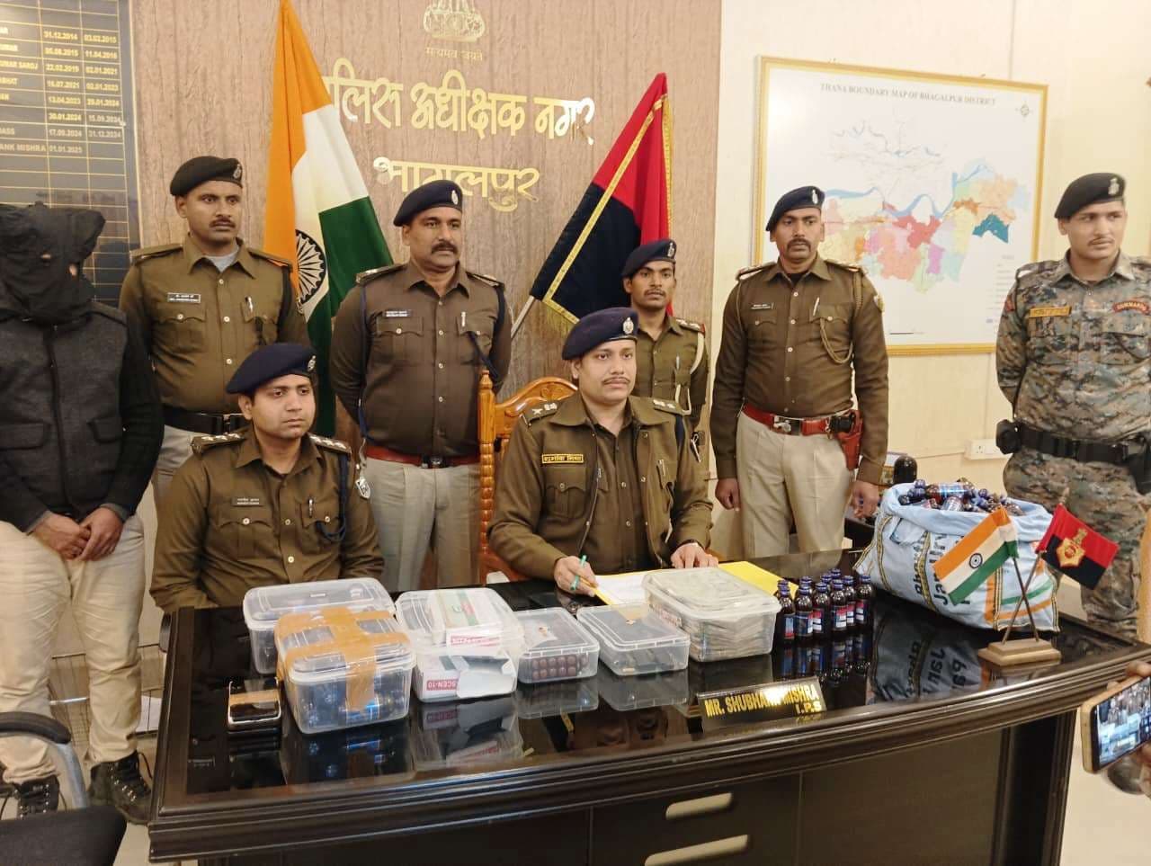 Bhagalpur news जिंदा बम-पिस्टल व नशे की खेप के साथ दो अपराधी गिरफ्तार