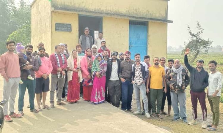 सामुदायिक भवन में संचालित हो रहा नवसृजित प्राथमिक विद्यालय, ग्रामीणों ने जताया विरोध