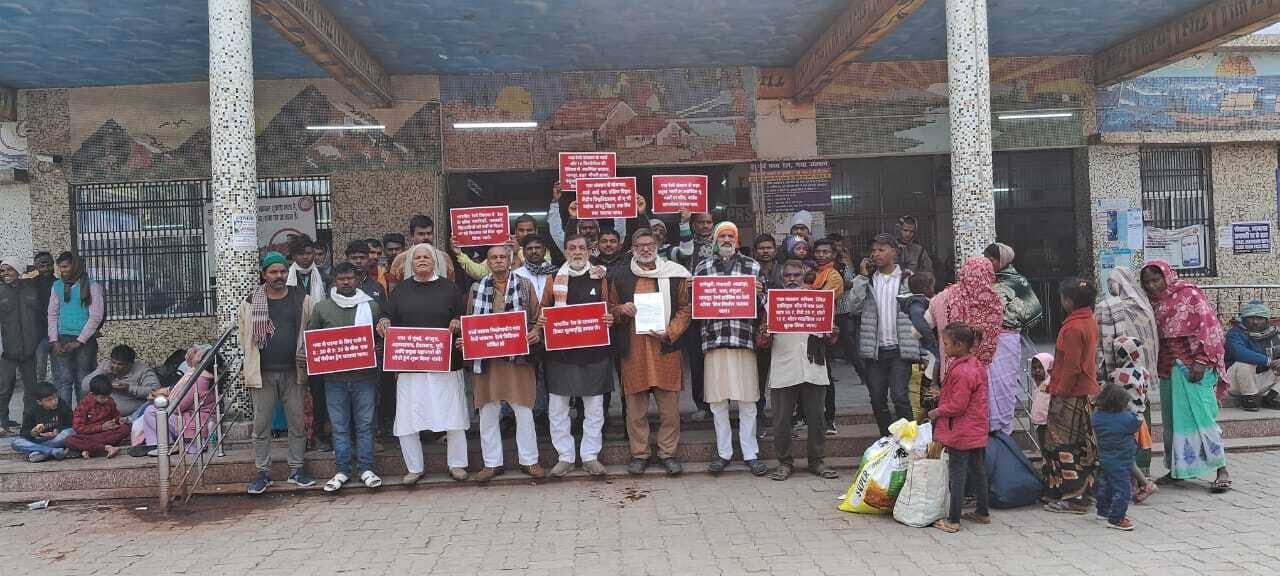 साधारण टिकट के किराये में वृद्धि को वापस लेने की मांग, किया प्रदर्शन