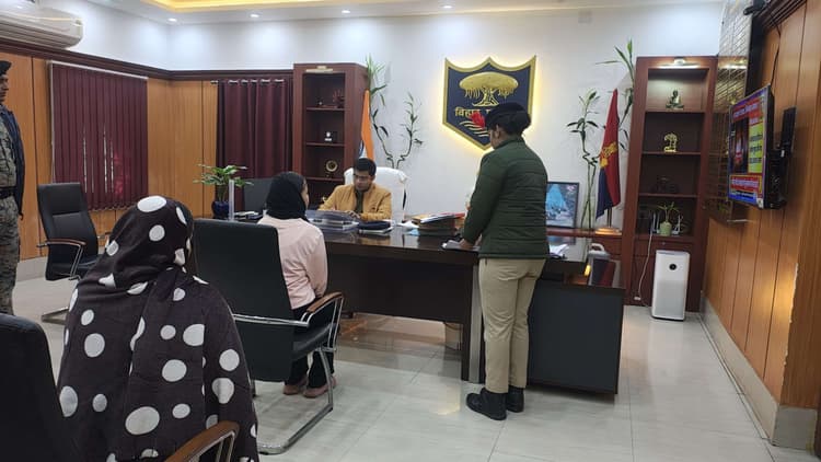 एसपी को आवेदन देकर न्याय की लगायी गुहार