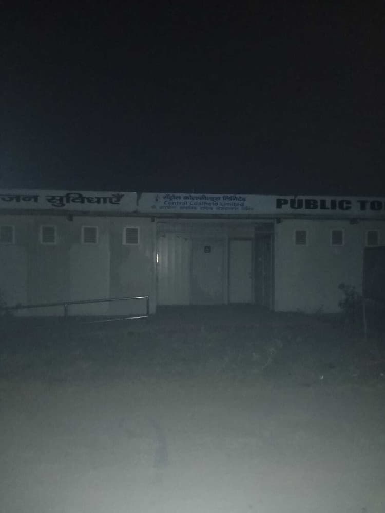 निर्माण के चार वर्ष बाद भी उपयोग में नहीं है शौचालय