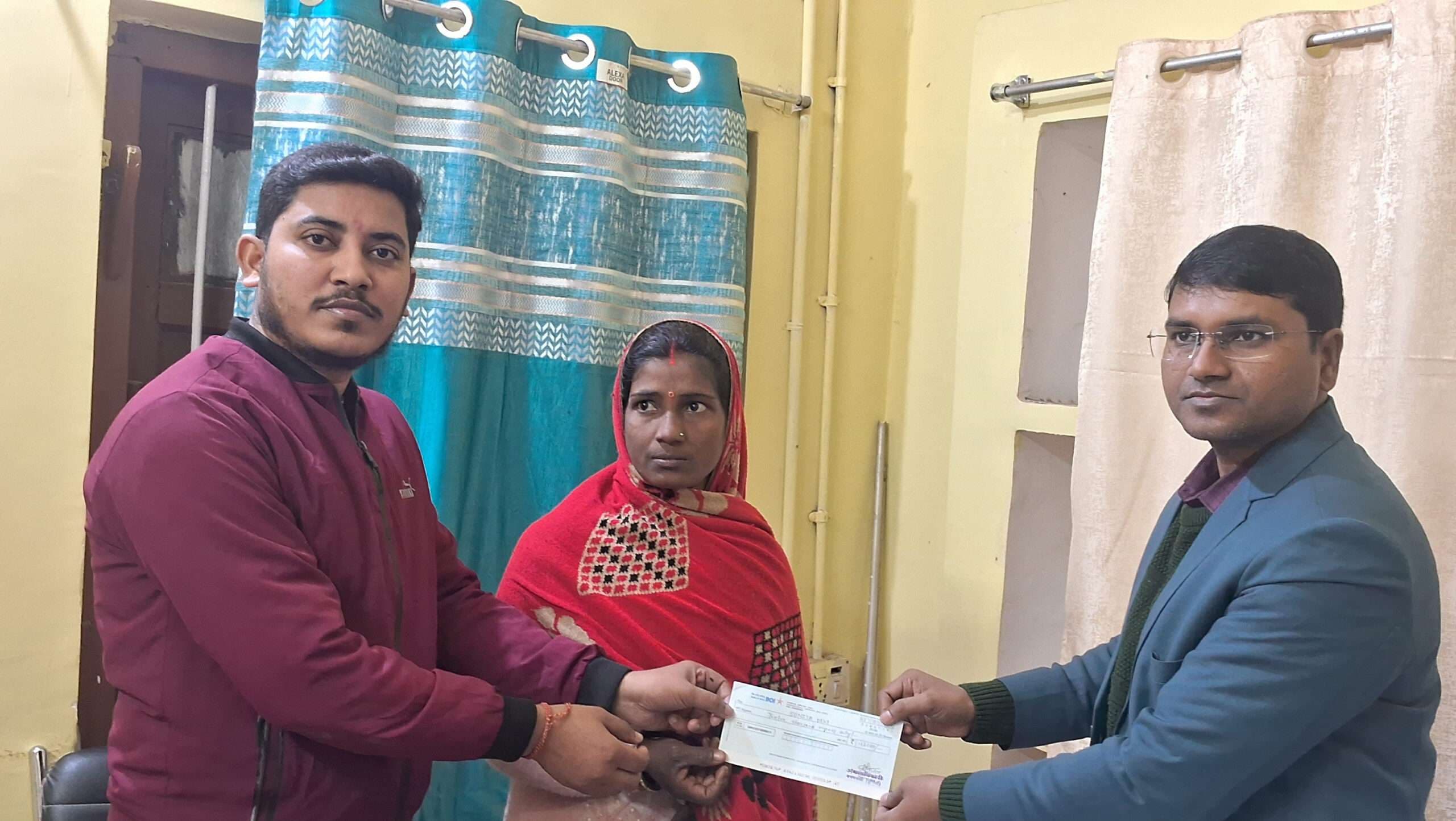 अग्निपीड़ित को आपदा राहत से सीओ ने दिया चेक