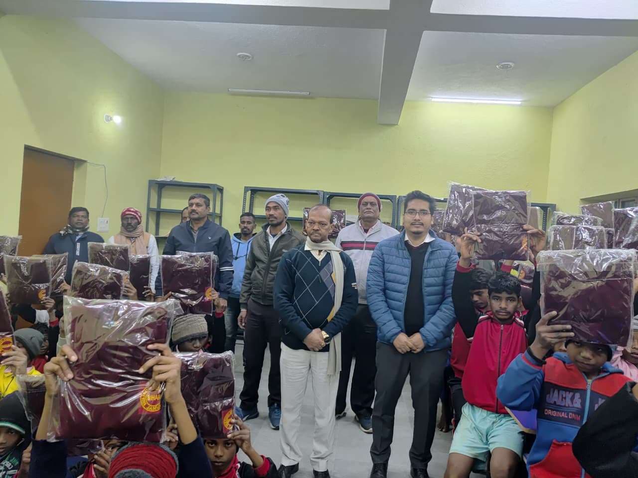 नेताजी सुभाष चंद्र बोस छात्रावास के छात्रों को मिला स्वेटर