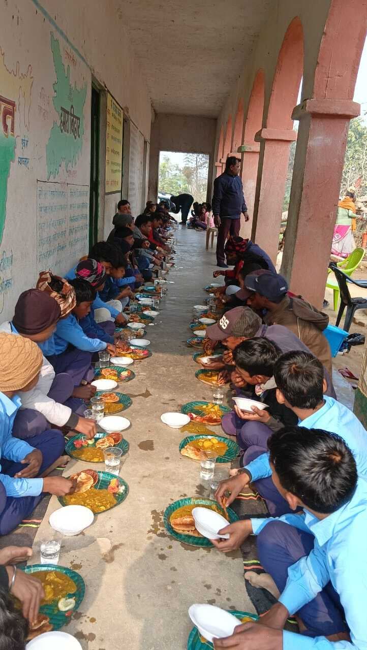 तिथि भोजन में बच्चों ने लिया पौष्टिक व्यंजन का स्वाद