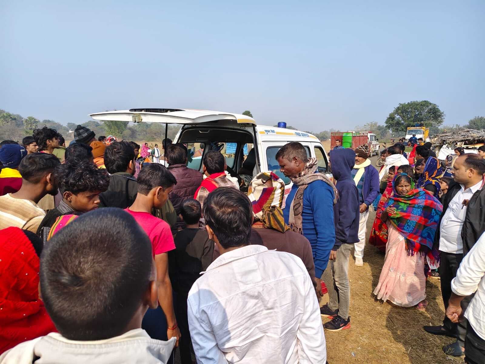 गड्ढे में गिरी बाइक, युवक घायल