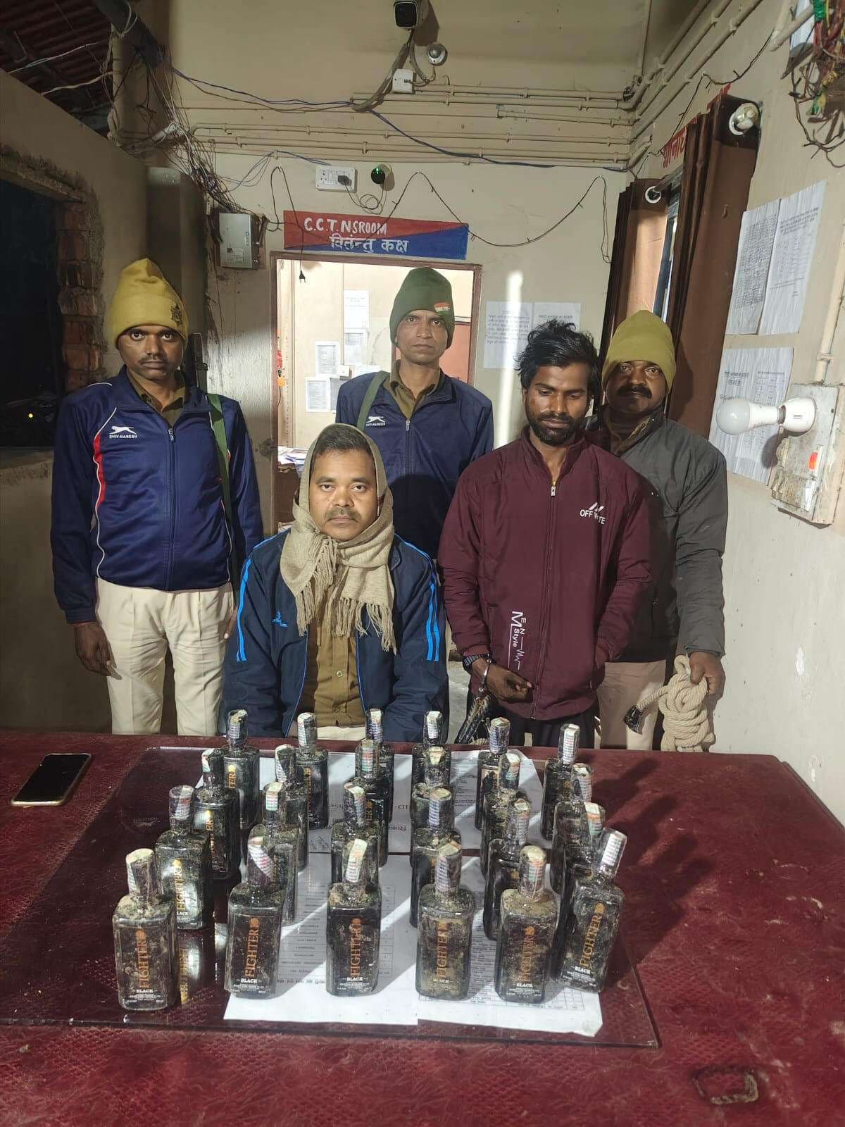 शराब के नशे में पांच शराबी गिरफ्तार