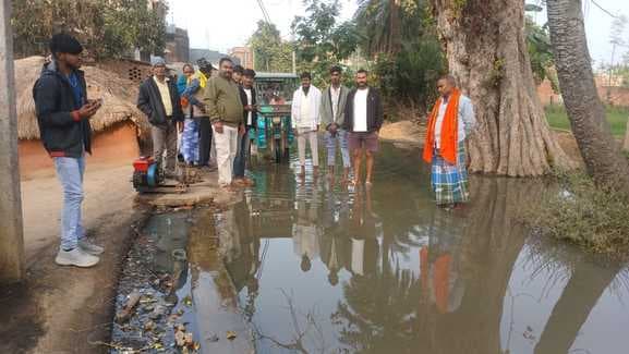नारायणपुर गांव में जलजमाव से ग्रामीण परेशान