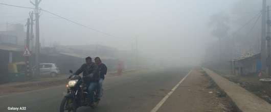 घने कोहरे के कारण दोपहर तक सड़कों पर पसरा रहा सन्नाटा