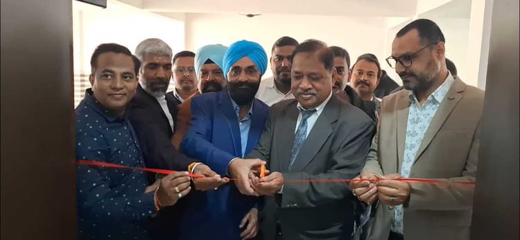 Giridih News :रेफरल अस्पताल राजधनवार में छह दिवसीय एक्यूप्रेशर स्वास्थ्य शिविर शुरू