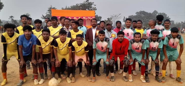 Seraikela Kharsawan News : टाटा एंड टाटा को हरा बिरसा इलेवन बना चैंपियन