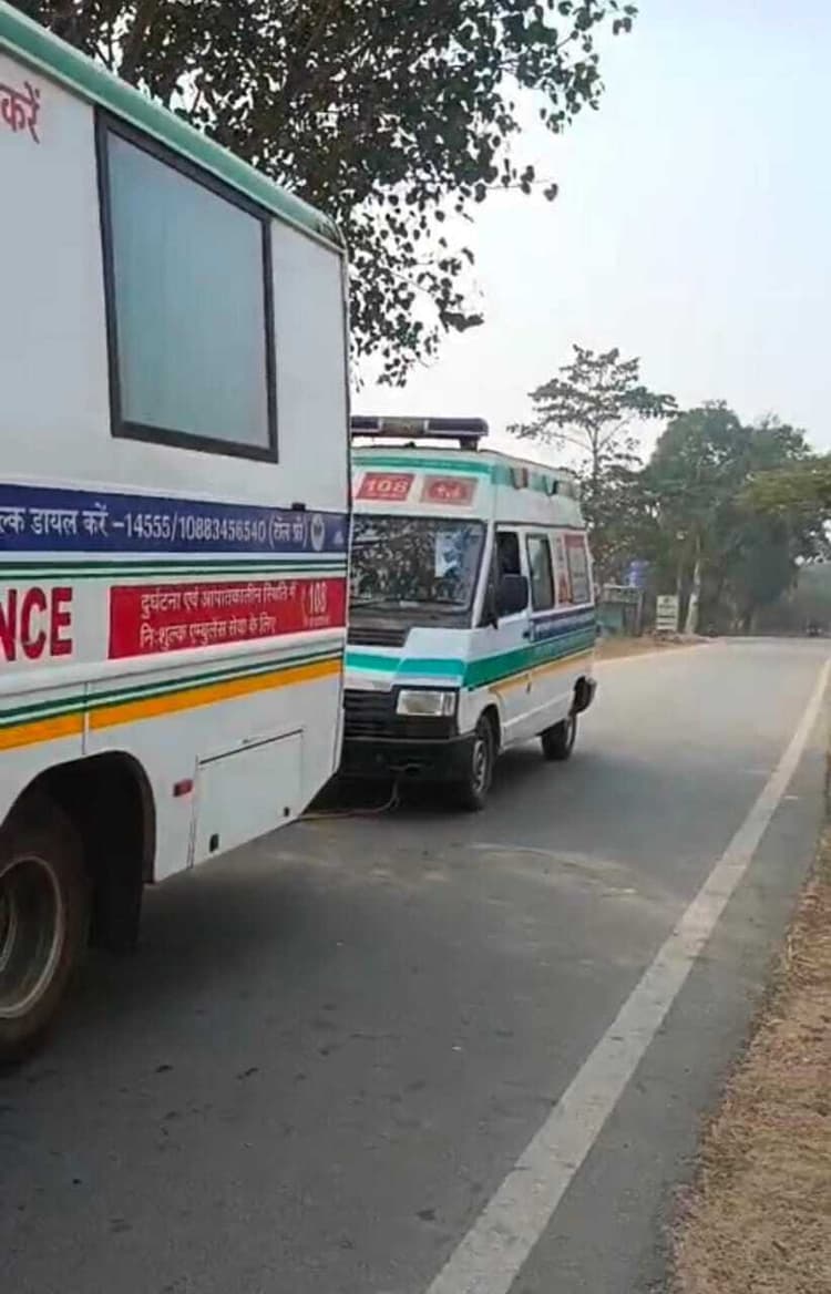 Seraikela Kharsawan News : रास्ते में खराब हुई 108 एंबुलेंस रस्सी से खींचकर ले जाना पड़ा