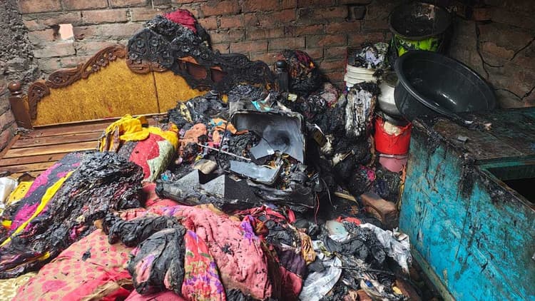 hajipur news. गैस सिलिंडर में हुए रिसाव से घर में लगी आग, लाखों की संपति राख