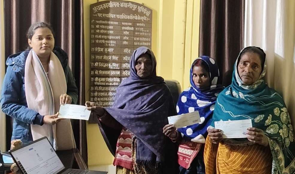 अग्निपीड़ितों को सीओ ने दिया चेक