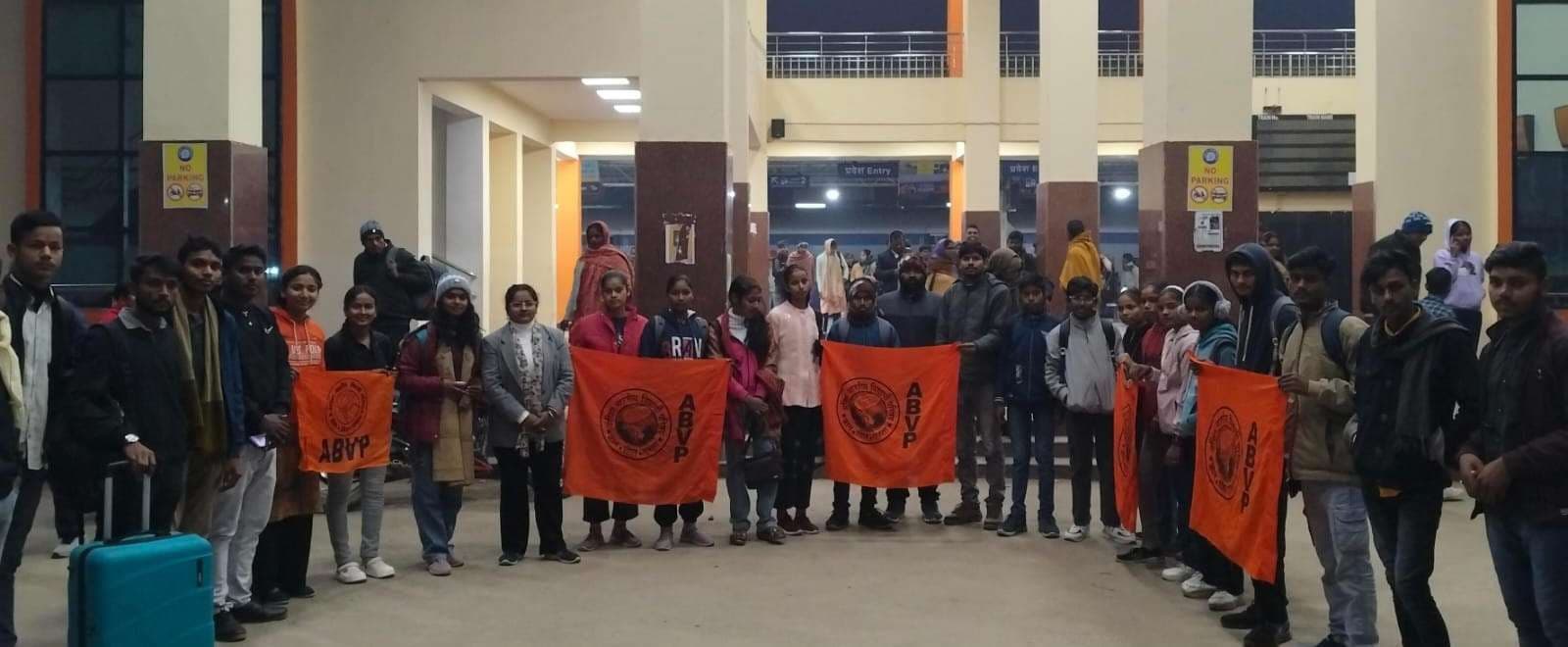 प्रांतीय अधिवेशन के लिए गोपालगंज रवाना हुए अभाविप कार्यकर्ता