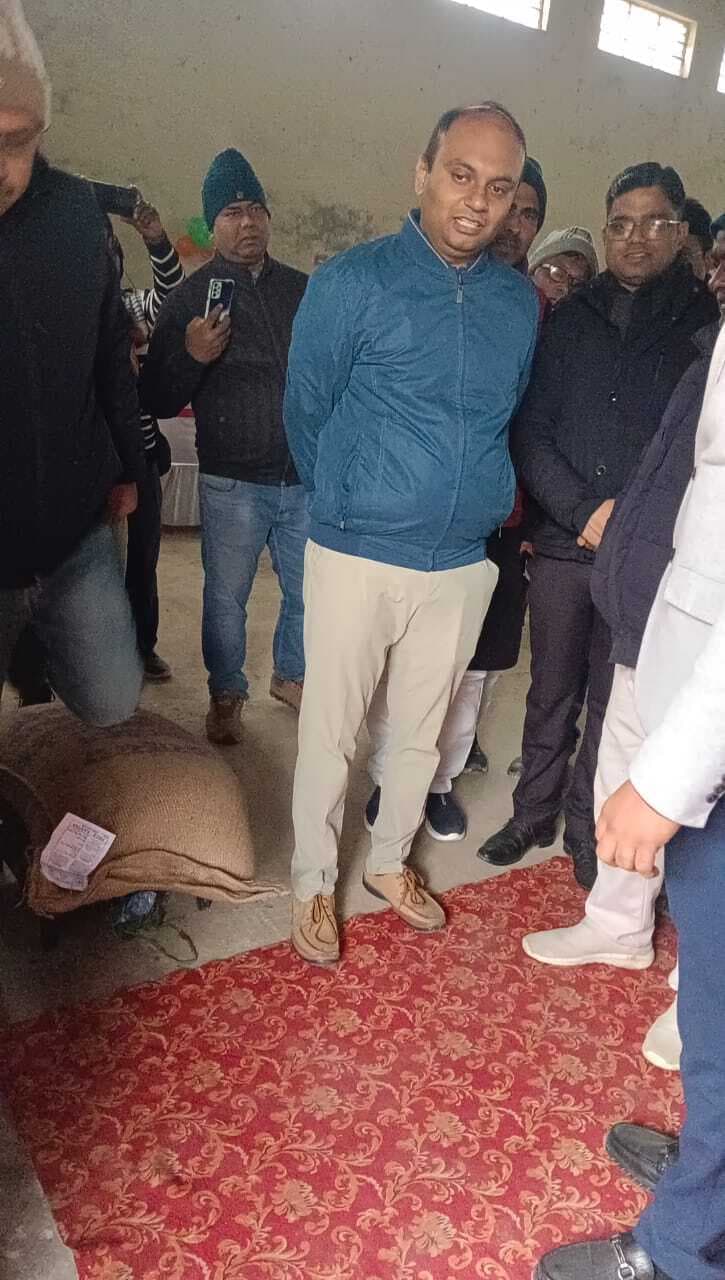Samastipur News:जिलाधिकारी ने धान खरीद केंद्रों व सीएमआर गोदामों का डीएम ने किया औचक निरीक्षण