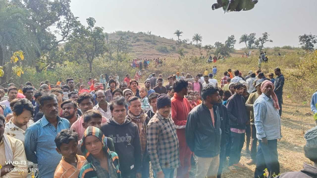 मधुपुर: पांच दिनों से लापता आदिवासी किशोरी का शव पेड़ में फंदे से लटकता मिला