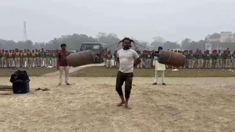 दांतों से खींचा बस, बाल से घूमाया सिलेंडर