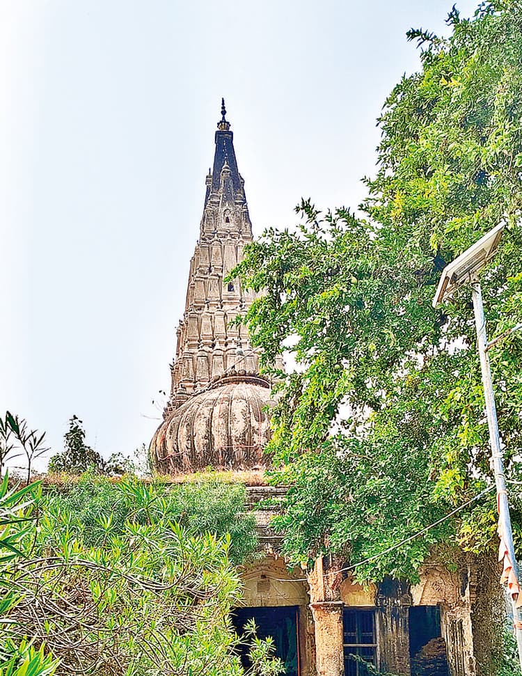 Gaya News : महाबोधि मंदिर से लगभग बराबर ऊंचाई वाला मंदिर बनता जा रहा खंडहर