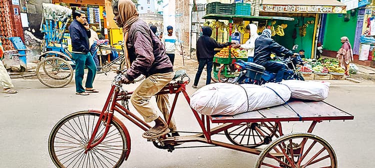 Gaya News : अधजली लकड़ियों से किया जा रहा दाह संस्कार, ठेलाें पर ढोए जा रहे शव