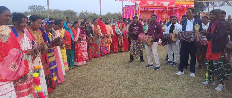 Bokaro News : खुशियों को बांटने का पर्व है सोहराय : अमित