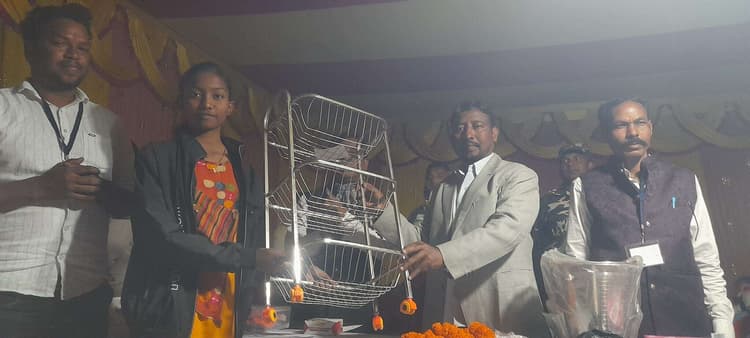 Seraikela Kharsawan News : बालिका के बैलून फोड़ में दीपिका अव्वल