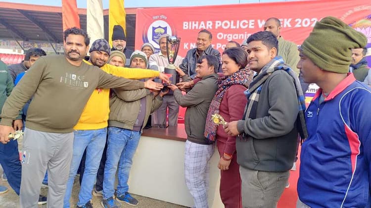 टी-12 क्रिकेट टूर्नामेंट में पब्लिक टीम ने एक रन से पुलिस टीम को हराया