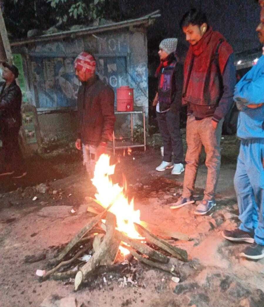 पछुआ हवा व अलाव की गर्माहट में सिमटा जनजीवन