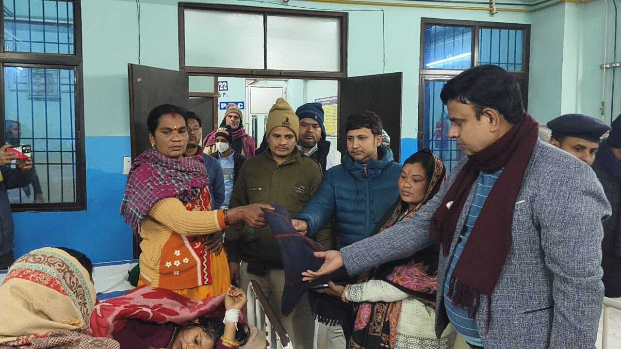 जरूरतमंदों के बीच विधायक व एसडीओ ने किया कंबल वितरण