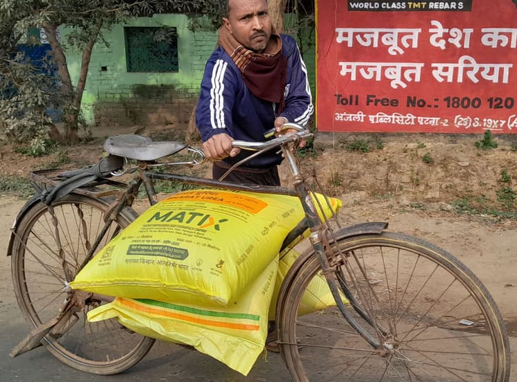 पंजवारा में बेखौफ हैं खाद माफिया, 380-400 में बेची जा रही 280 रुपये की यूरिया