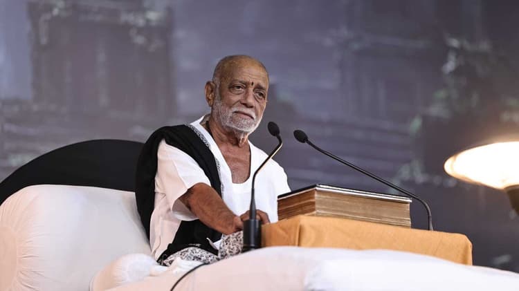 पत्नी के प्रति आदर व सम्मान रखना होता है आवश्यक: मोरारी बापू
