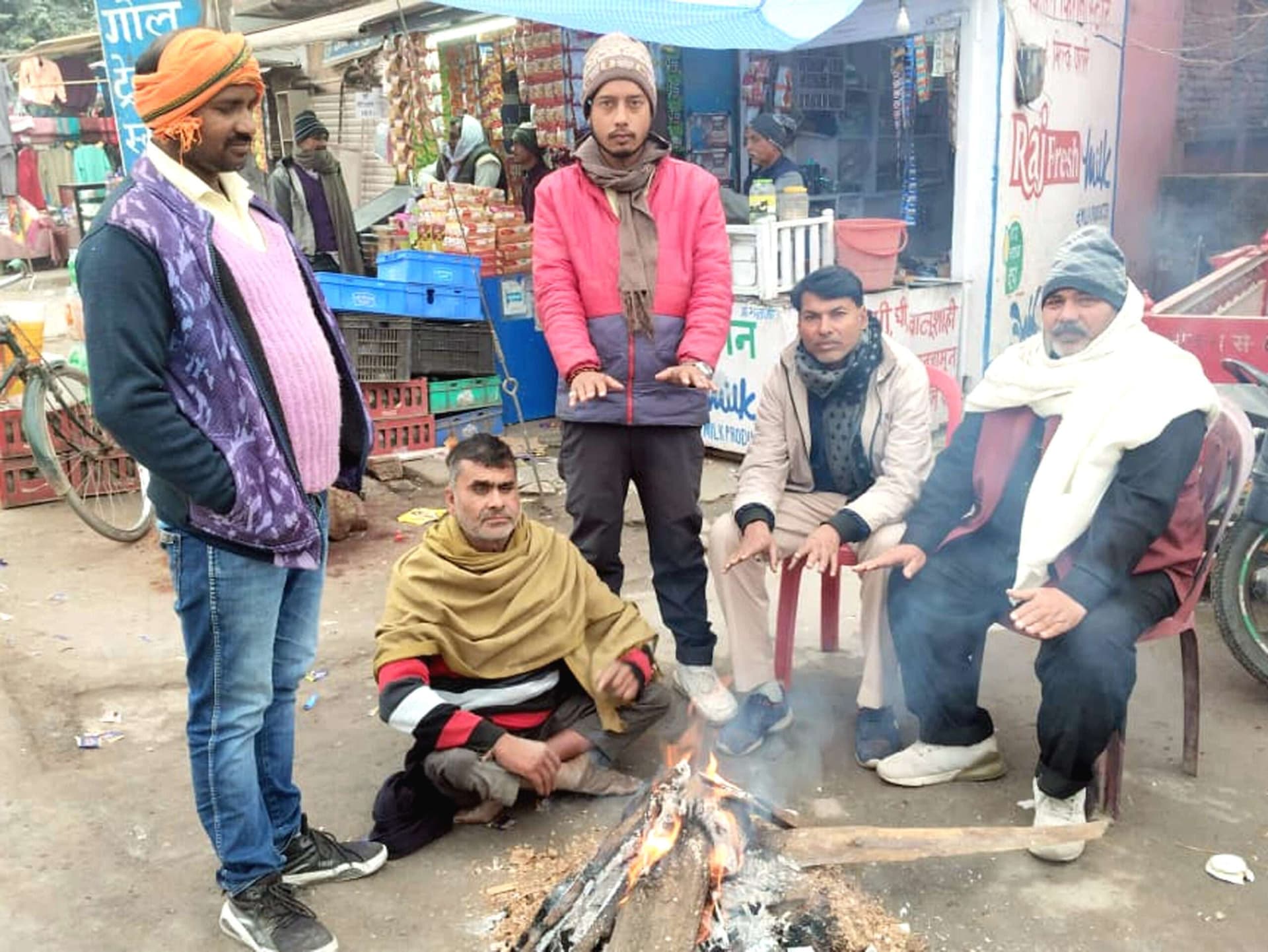 हाड़ कंपाती ठंड में नप का अलाव बना गरीबों का सहारा