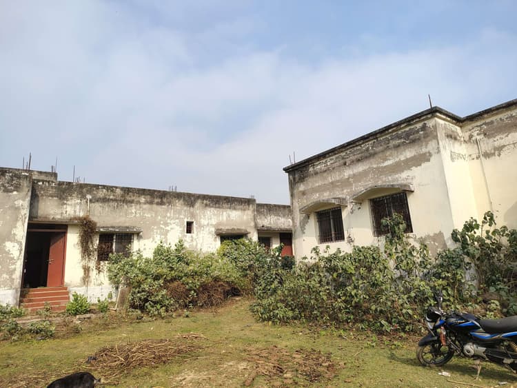 करोड़ों की लागत से बना गंधर्वडांगा उप स्वास्थ्य केंद्र खुद पड़ा बीमार