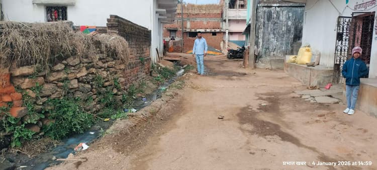 Giridih News :अलगदेशी में सड़क व पेयजल की सुविधा नहीं, ग्रामीणों की बढ़ी परेशानी