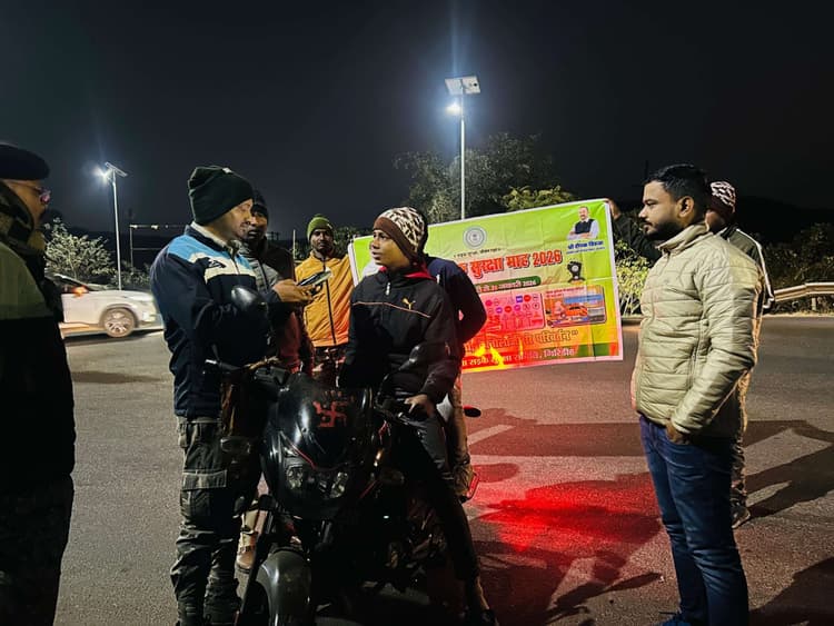 Giridih News :यातायात पुलिस ने चलाया ड्रिंक एंड ड्राइव अभियान